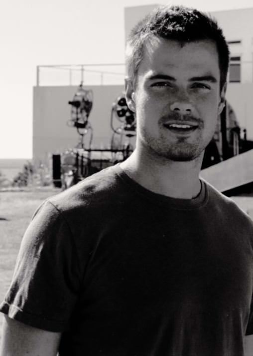 Ο Σπύρος Πώρος μιλάει στο travelgirl.gr για τη νέα έκθεσή του «Αποτύπωμα 30» και τις σημαντικές στιγμές της καριέρας του