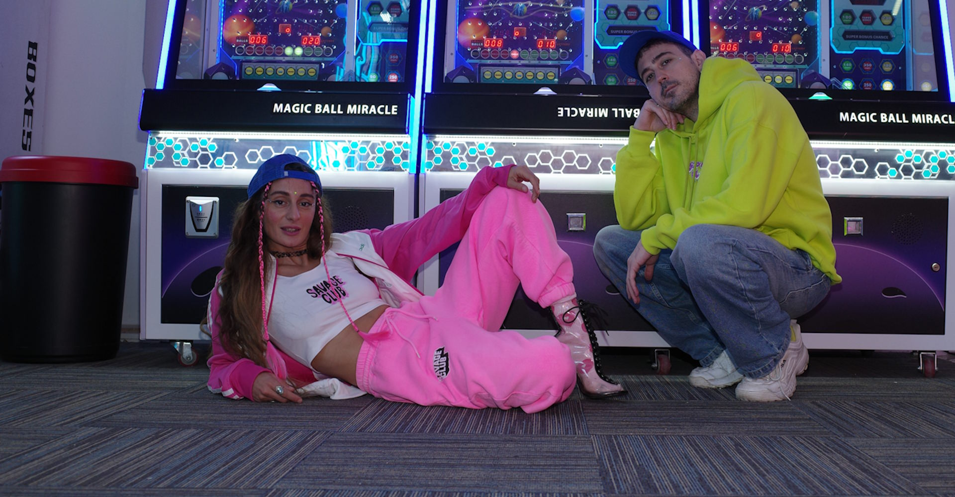 Cilia Katrali: Η τραγουδοποιός που έγινε viral μιλάει στο travelgirl.gr λίγο πριν το live της