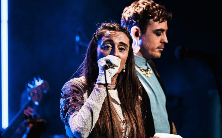 Cilia Katrali: Η τραγουδοποιός που έγινε viral μιλάει στο travelgirl.gr λίγο πριν το live της