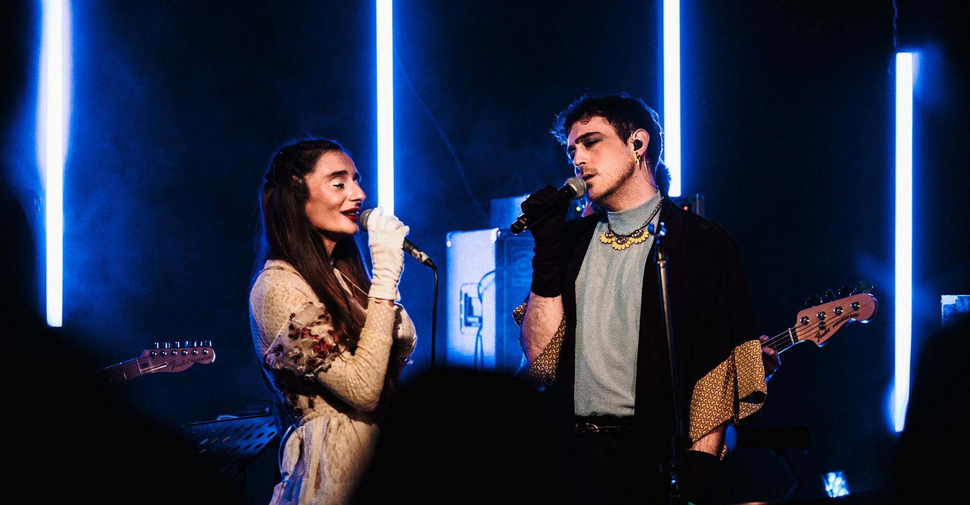 Cilia Katrali: Η τραγουδοποιός που έγινε viral μιλάει στο travelgirl.gr λίγο πριν το live της