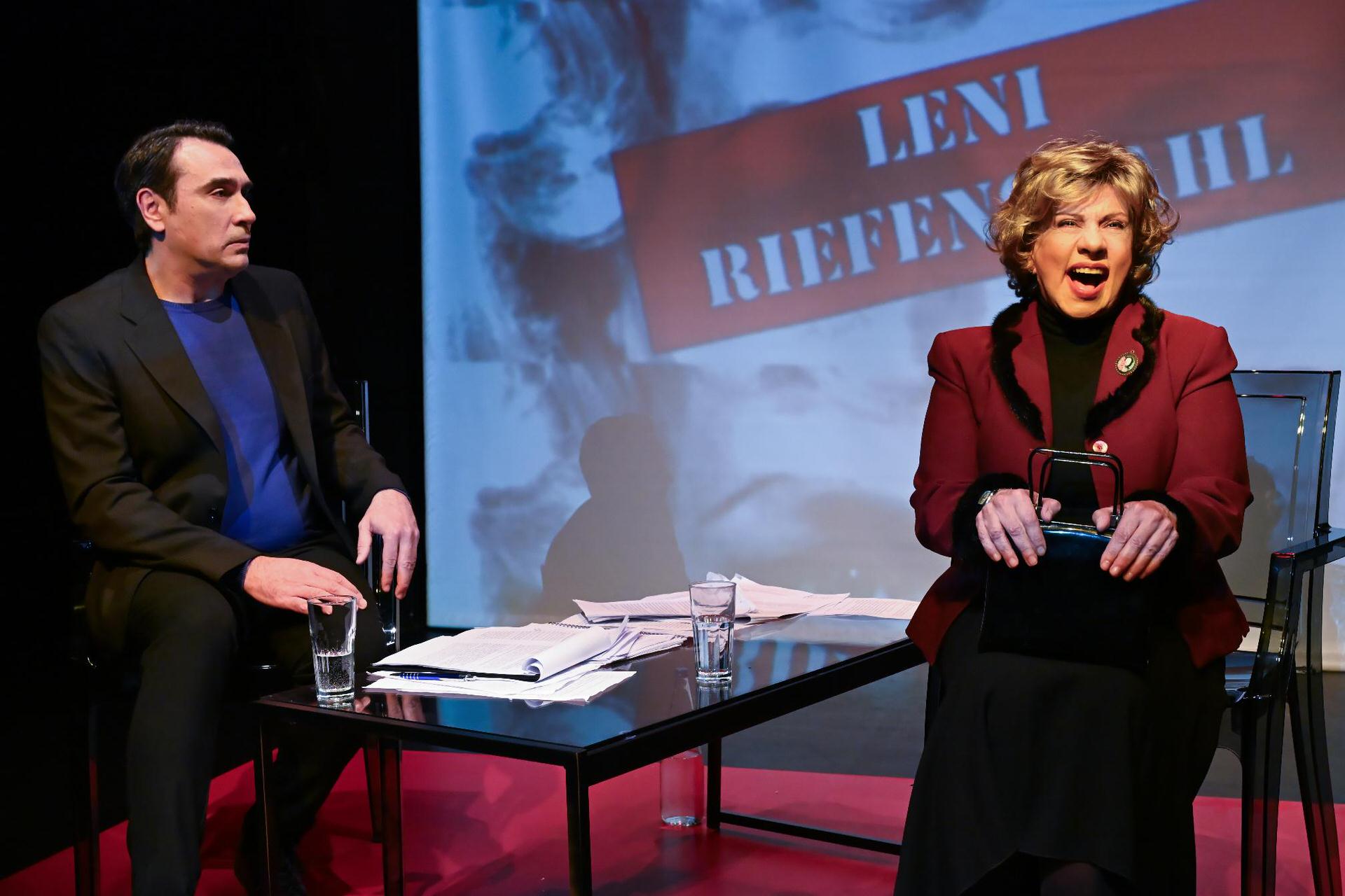 ΛΕΝΙ ΡΙΦΕΝΣΤΑΛ με τους Άννα Αδριανού και Βασίλη Αφεντούλη στον Μικρό Κεραμεικό