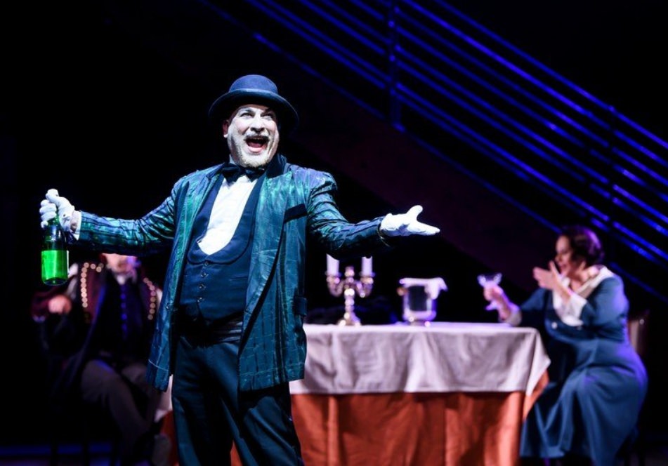 Τρίτο Στεφάνι: Οι πρώτες φωτογραφίες από την παράσταση της χρονιάς