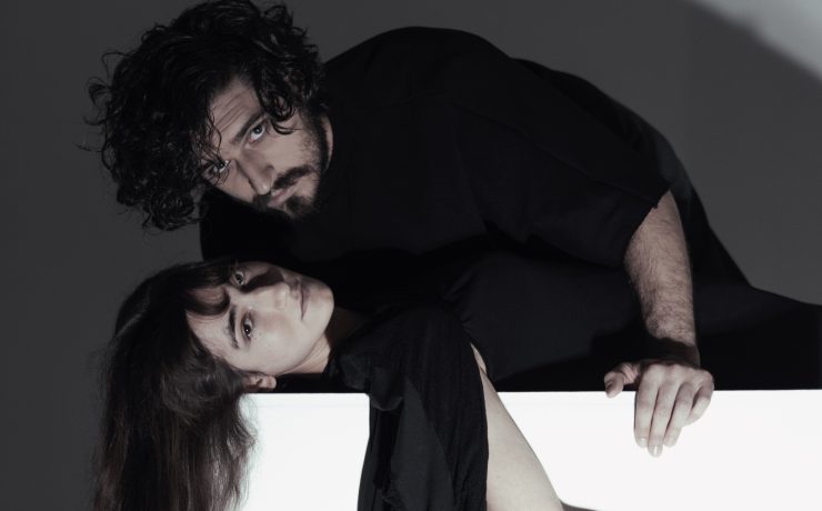 Το Δημοτικό Θέατρο Πειραιά παρουσιάζει για πρώτη φορά το έργο του Νάνου Βαλαωρίτη 'ΤΟ ΞΕΝΟΔΟΧΕΙΟ Η ΝΥΧΤΑ ΠΟΥ ΠΕΦΤΕΙ'