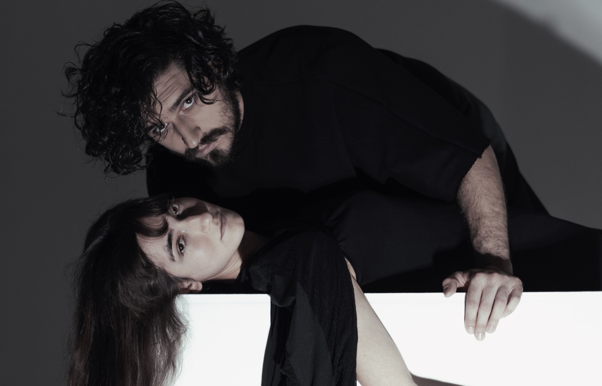 Το Δημοτικό Θέατρο Πειραιά παρουσιάζει για πρώτη φορά το έργο του Νάνου Βαλαωρίτη 'ΤΟ ΞΕΝΟΔΟΧΕΙΟ Η ΝΥΧΤΑ ΠΟΥ ΠΕΦΤΕΙ'