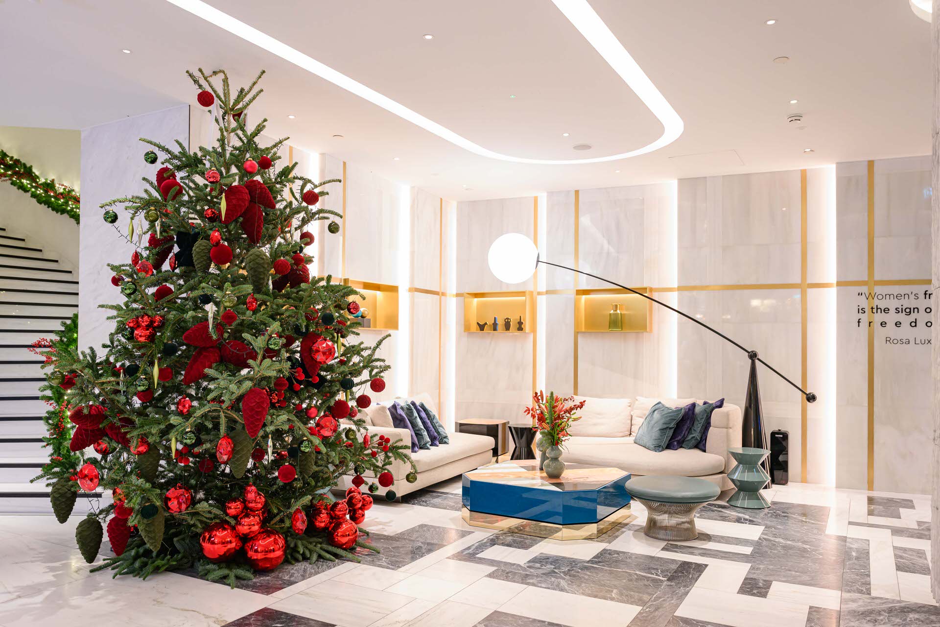 Λαμπερή τελετή ανάμματος του χριστουγεννιάτικου δέντρου στο Athens Capital Hotel & Athens Capital Suites – MGallery Collection