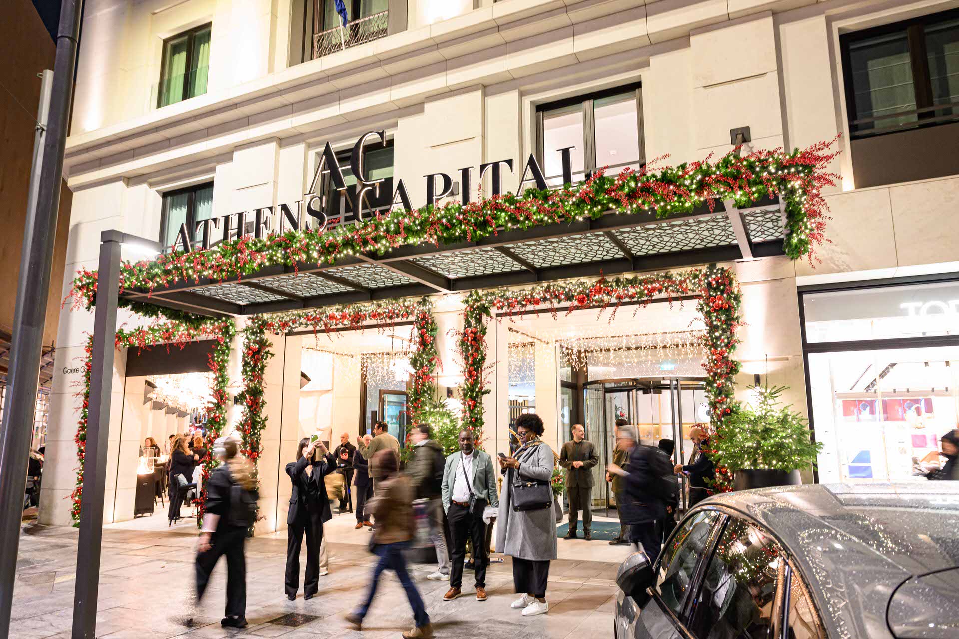 Λαμπερή τελετή ανάμματος του χριστουγεννιάτικου δέντρου στο Athens Capital Hotel & Athens Capital Suites – MGallery Collection