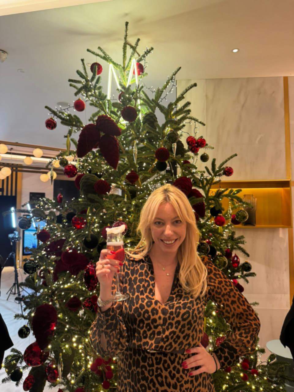 Λαμπερή τελετή ανάμματος του χριστουγεννιάτικου δέντρου στο Athens Capital Hotel & Athens Capital Suites – MGallery Collection