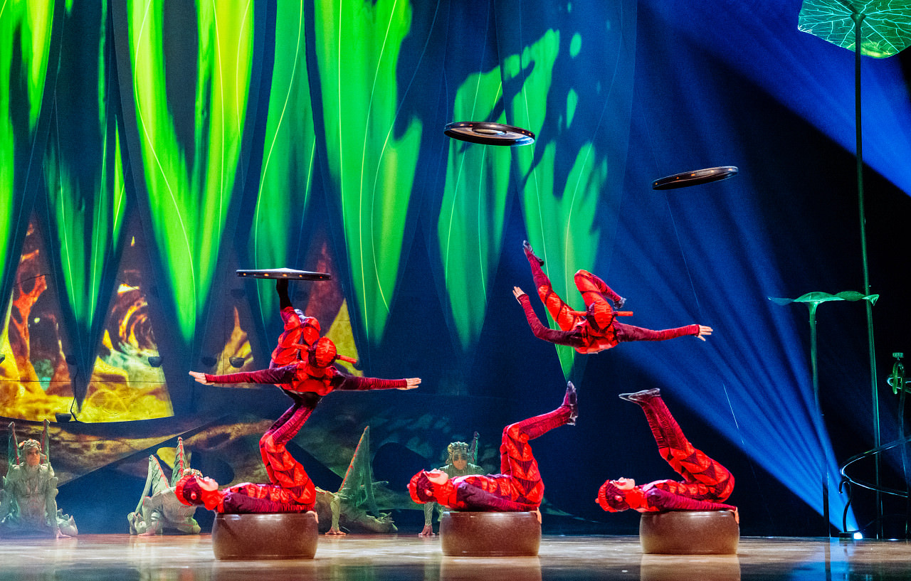 Στα παρασκήνια του «OVO»: Βρεθήκαμε στον μαγικό κόσμο του Cirque du Soleil στην Αγγλία