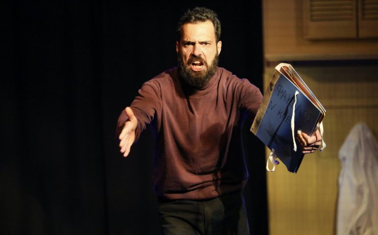 «Η Τελευταία Απολογία του Νίκου Κοεμτζή»: Από 2 Φεβρουαρίου στο θέατρο NOŪS Creative space