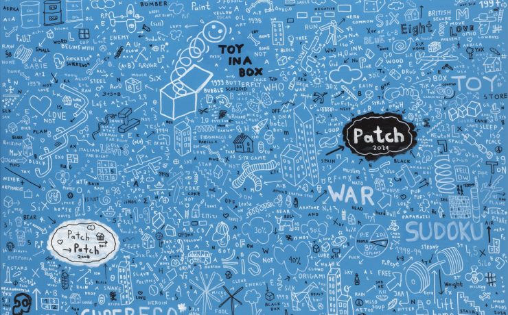 RAW: Με άμεση γλώσσα, αυτοσαρκασμό και αναρχικό χιούμορ ο Νίκος Λαγός αναζητά ρωγμές ευτυχίας σε ένα δυστοπικό περιβάλλον