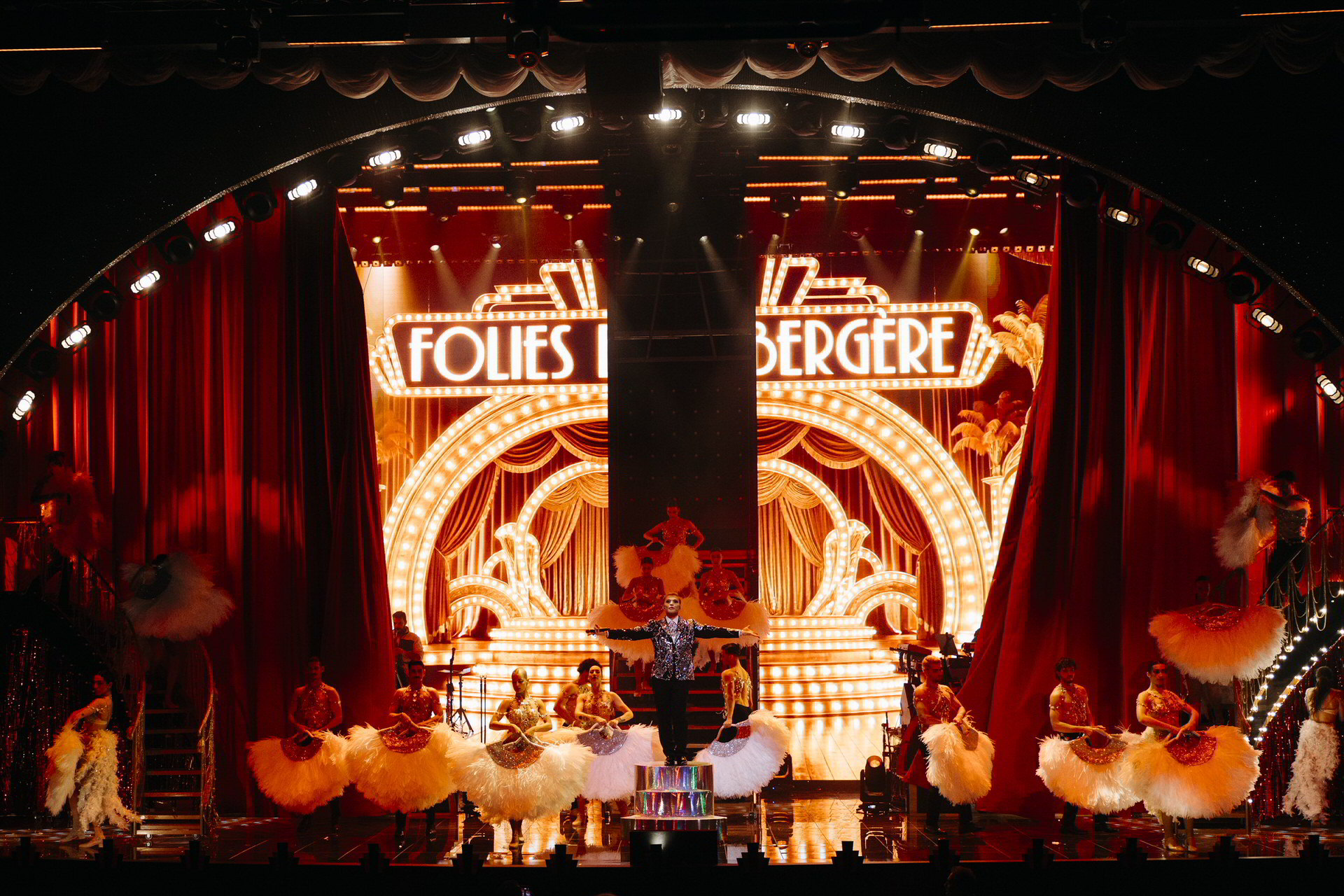 Θριαμβευτική πρεμιέρα για τον Τάκη Ζαχαράτο και την Έλενα Παπαρίζου στο NOX!