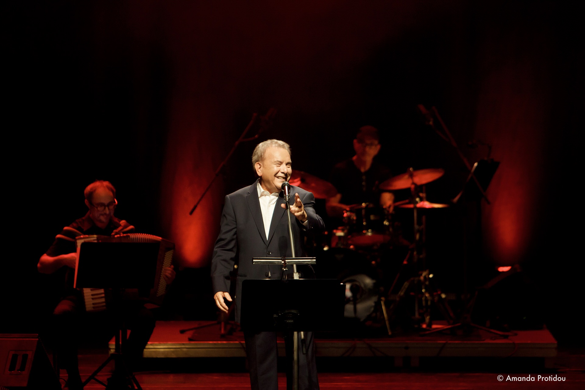 Ο Μανώλης Μητσιάς επιστρέφει στο Μέγαρο Μουσικής Αθηνών με μια συναυλία αφιερωμένη στον Νίκο Γκάτσο