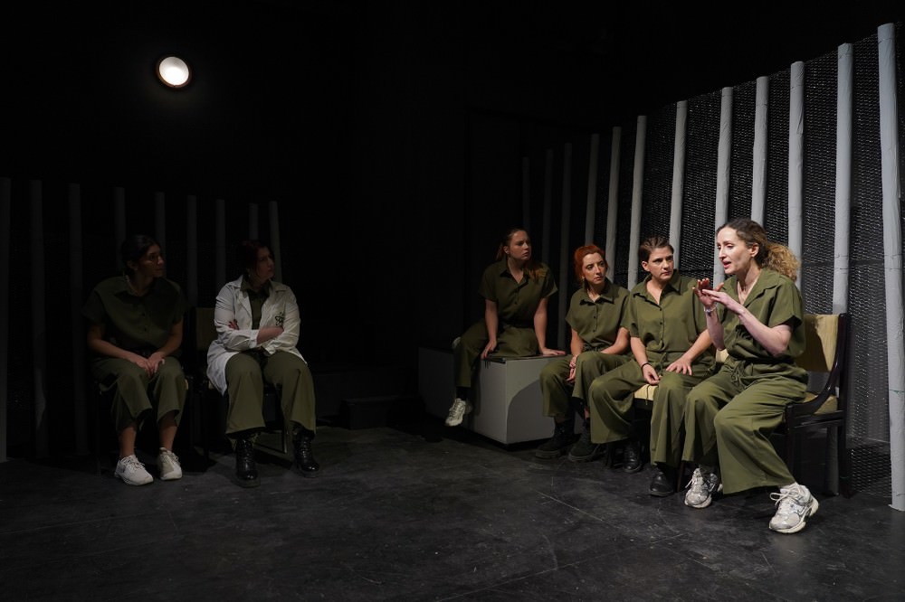 Χωρίς άντρες: Μια παράσταση βασισμένη στο ομότιτλο μυθιστόρημα του Χρήστου Αζαριάδη στη Σκηνή Brecht-2510