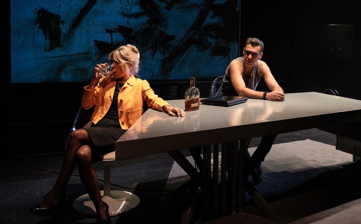 Η Linda της Penelope Skinner με τη Μυρτώ Αλικάκη στο θέατρο Επί Κολωνώ