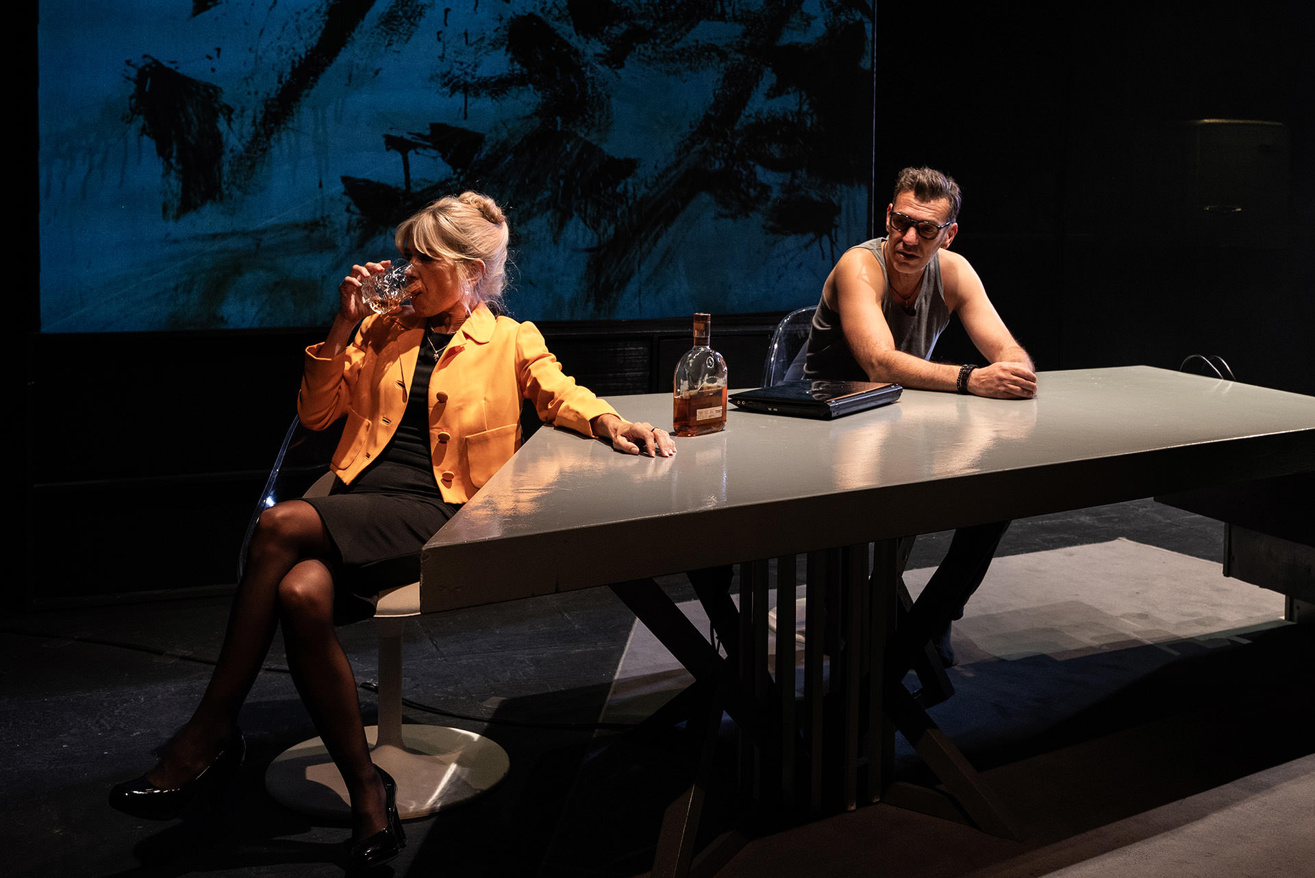 Η Linda της Penelope Skinner με τη Μυρτώ Αλικάκη στο θέατρο Επί Κολωνώ