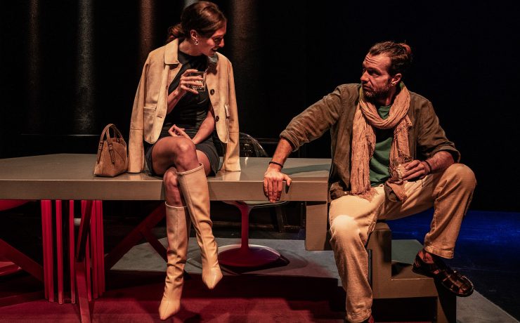 Η Linda της Penelope Skinner με τη Μυρτώ Αλικάκη στο θέατρο Επί Κολωνώ