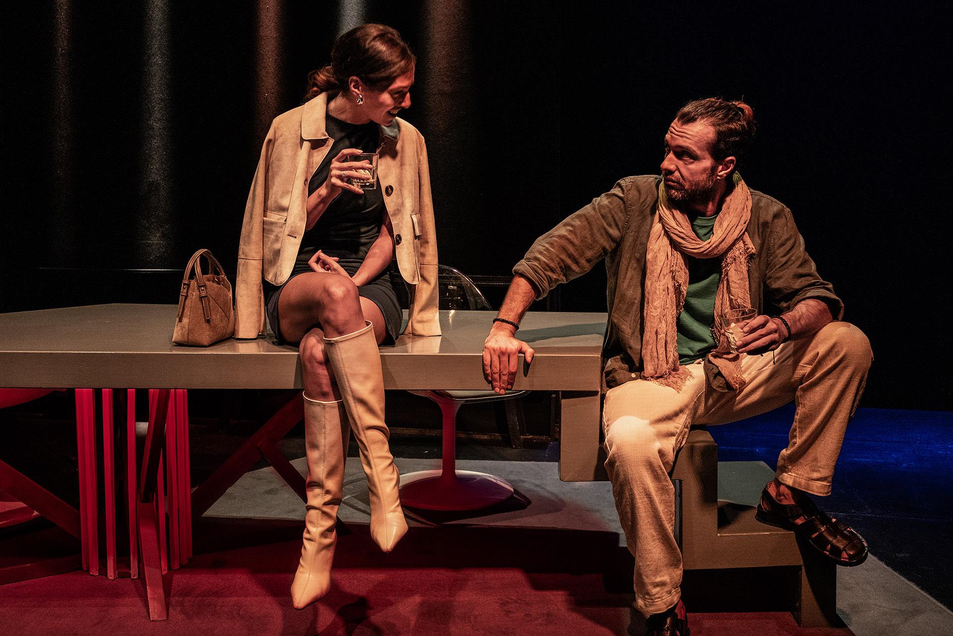 Η Linda της Penelope Skinner με τη Μυρτώ Αλικάκη στο θέατρο Επί Κολωνώ