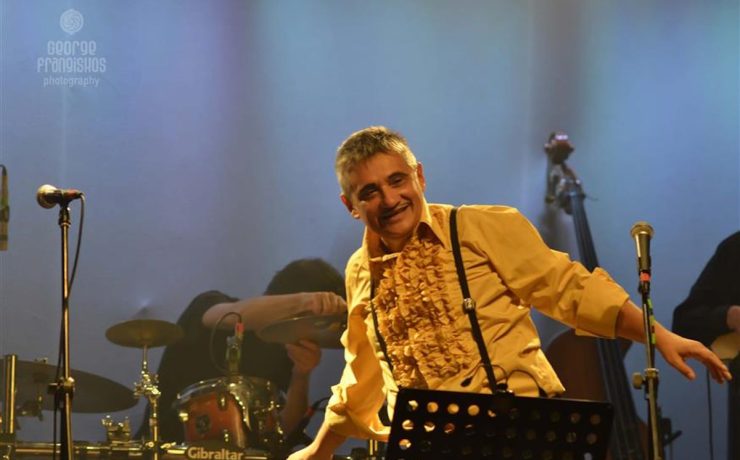 Ζωρζ Πιλαλί: Η σύγχρονη σατιρική παράσταση «Αποσυνάγωγος» έρχεται στο Arch Club