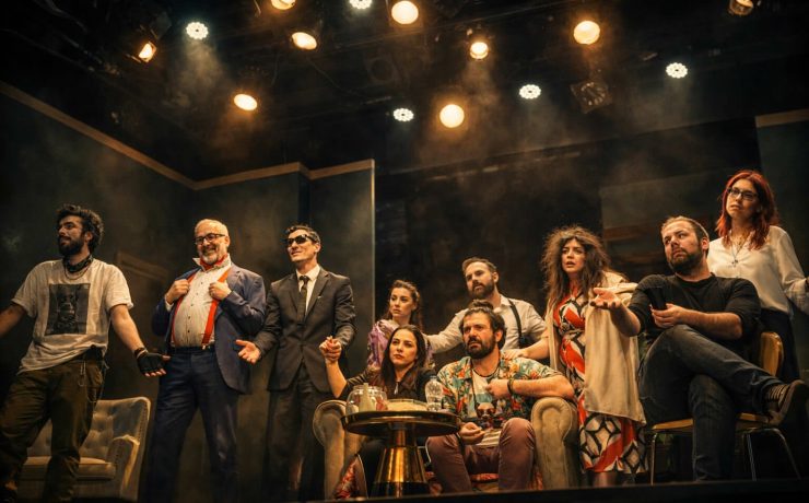 «Ο Ημιυπαίθριος»: Μια παράσταση του Γιώργου Αλκαίου στο Θέατρο Coronet