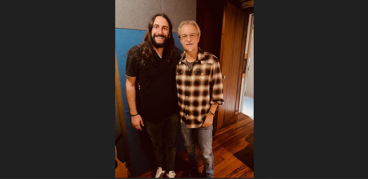 Ο Μίλτος Πασχαλίδης και ο Μάκε Αντωνίου μας παρουσιάζουν το τραγούδι με τίτλο «Ο μύθος της Γοργόνας»