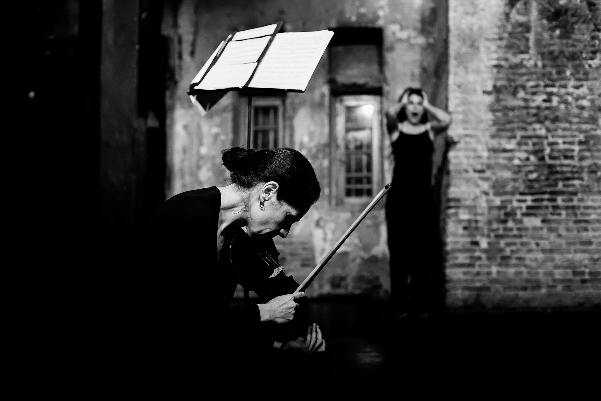 «Ulrike – γράμματα από τη νεκρή πτέρυγα» βασισμένο στις επιστολές της Ουλρίκε Μάινχοφ στο θέατρο Φούρνος