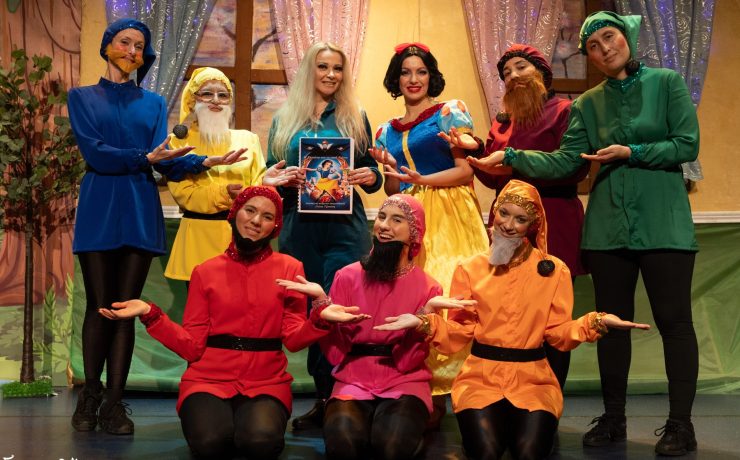 Η Χιονάτη και οι 7 Νάνοι: Για μια παράσταση στο Γυάλινο Μουσικό Θέατρο στις 22 Μαρτίου