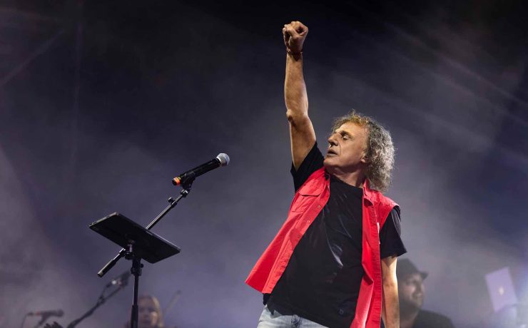 Το Σάββατο 20 Ιουνίου ο Βασίλης Παπακωνσταντίνου ανεβαίνει στο Θέατρο Βράχων για τη μεγάλη καθιερωμένη καλοκαιρινή του συναυλία