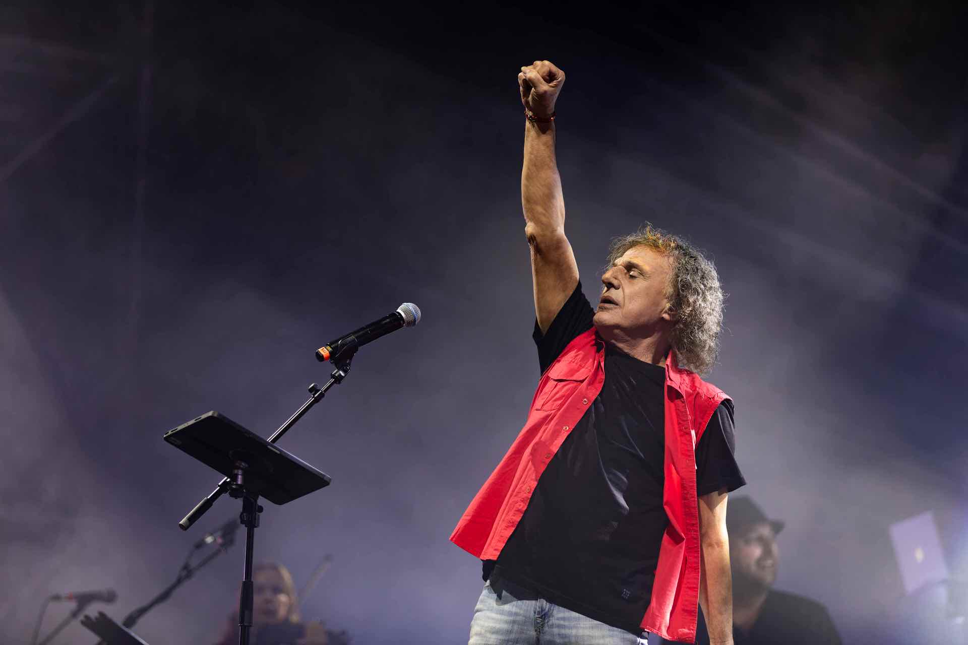 Το Σάββατο 20 Ιουνίου ο Βασίλης Παπακωνσταντίνου ανεβαίνει στο Θέατρο Βράχων για τη μεγάλη καθιερωμένη καλοκαιρινή του συναυλία