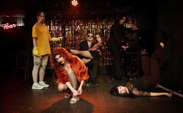 Το θέατρο Επί Κολωνώ υποδέχεται για τρίτη χρονιά το Μπιζζζ