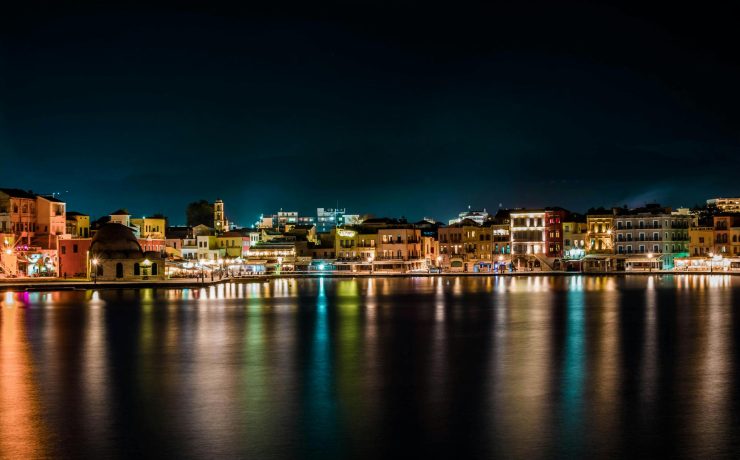 Πάσχα στα Χανιά: Εκεί που η κατάνυξη συναντά την κρητική λεβεντιά