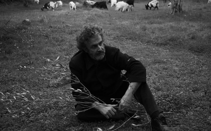 O ΨΑΡΟΓΙΩΡΓΗΣ (Γιώργης Ξυλούρης) παρουσιάζει τη σόλο παράσταση «Χώμα» στο Μπάγκειον