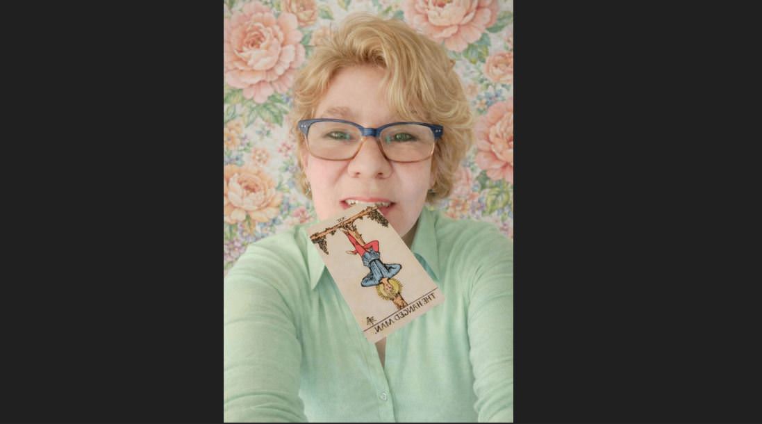 Ταρωτώ με την Βέρα Ντίκευ στο Red Jasper Cabaret Theatre