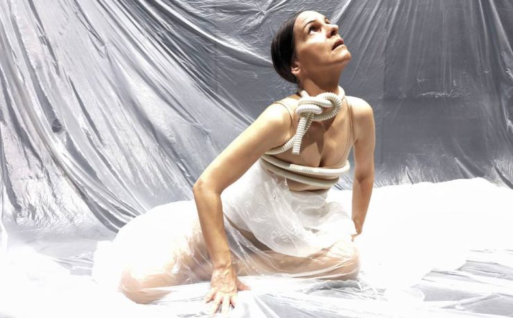 Η performance «ΚΟΜΜΑ»: Από τις 22 Απριλίου στο Θέατρο Αλκμήνη