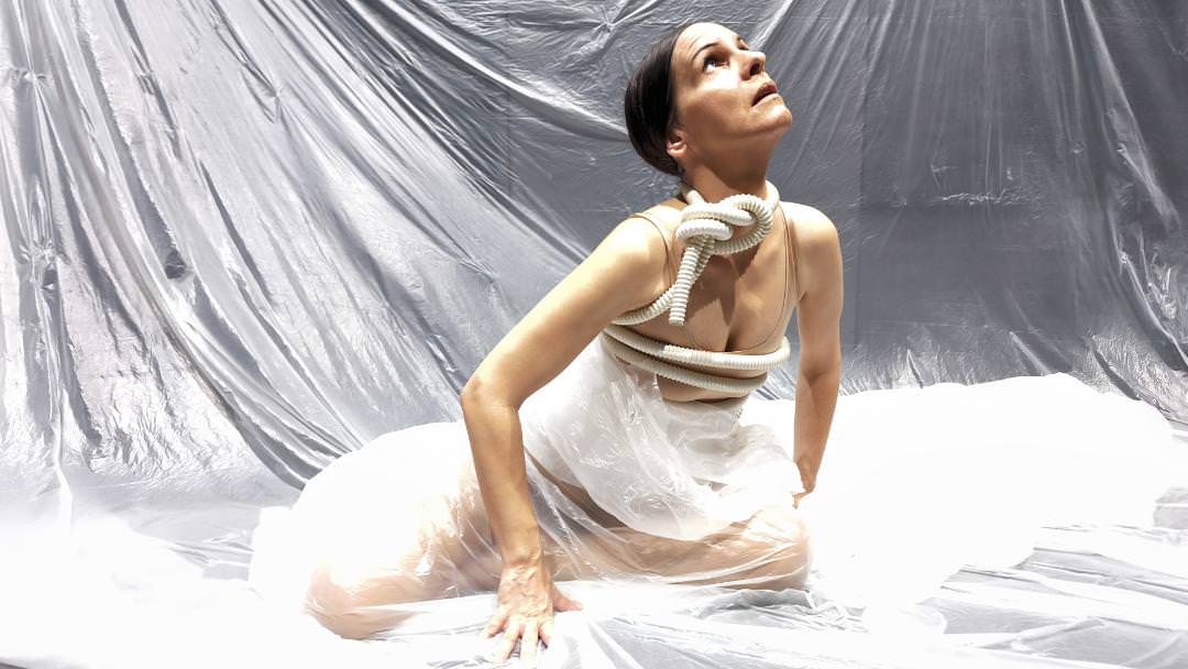 Η performance «ΚΟΜΜΑ»: Από τις 22 Απριλίου στο Θέατρο Αλκμήνη