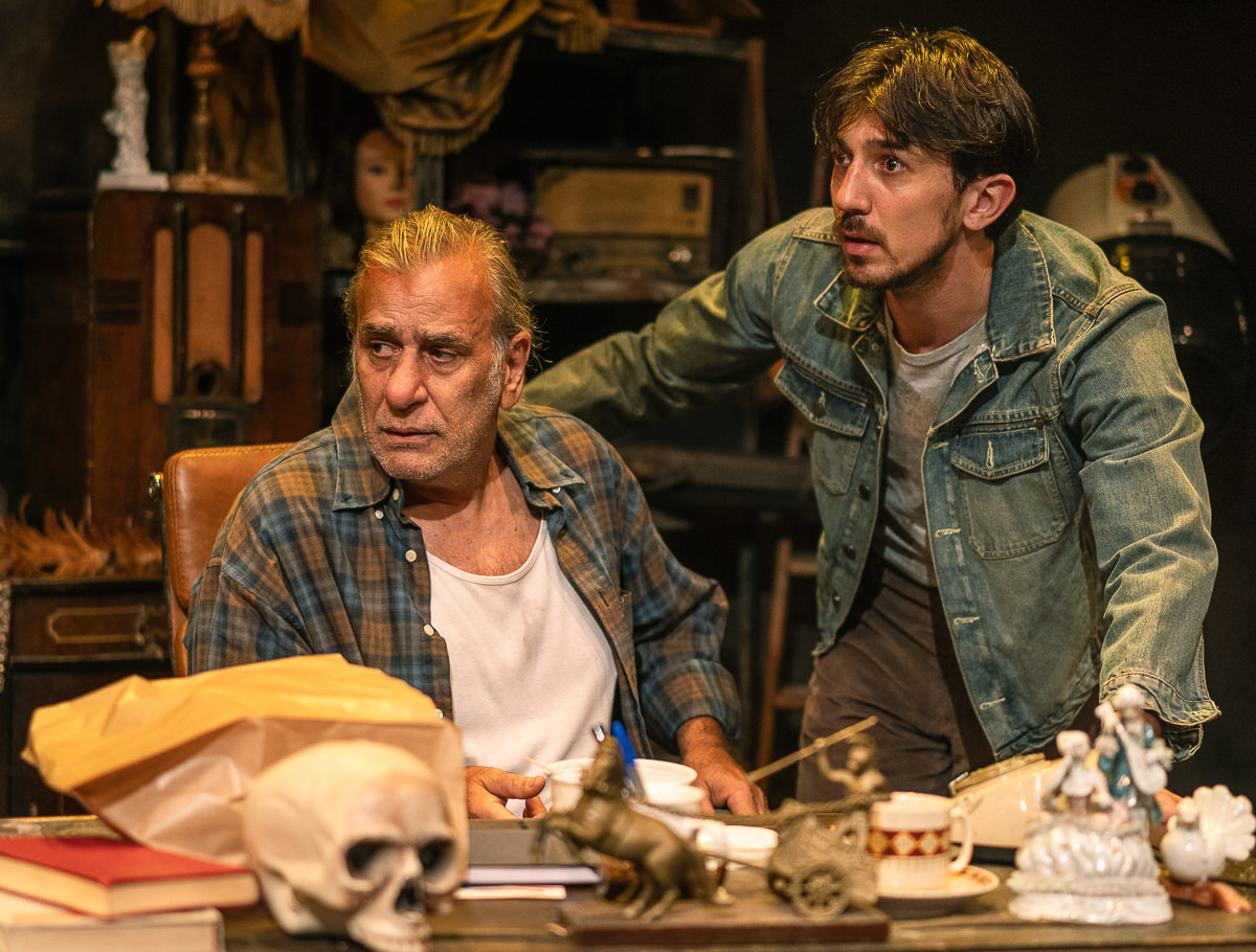 Αμερικάνικος Βούβαλος: Τελευταίες παραστάσεις έως τις 17 Μαρτίου για τη σκοτεινή καρδιά του αμερικανικού ονείρου