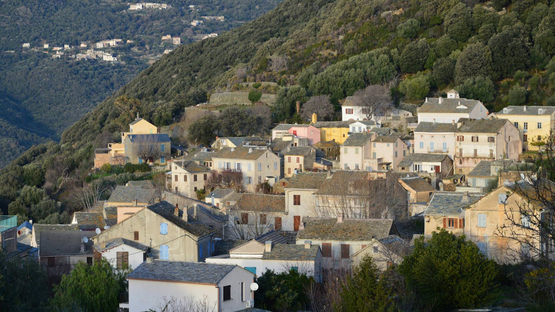 Περούζ: Ταξίδι στο μεσαιωνικό χωριό της Γαλλίας