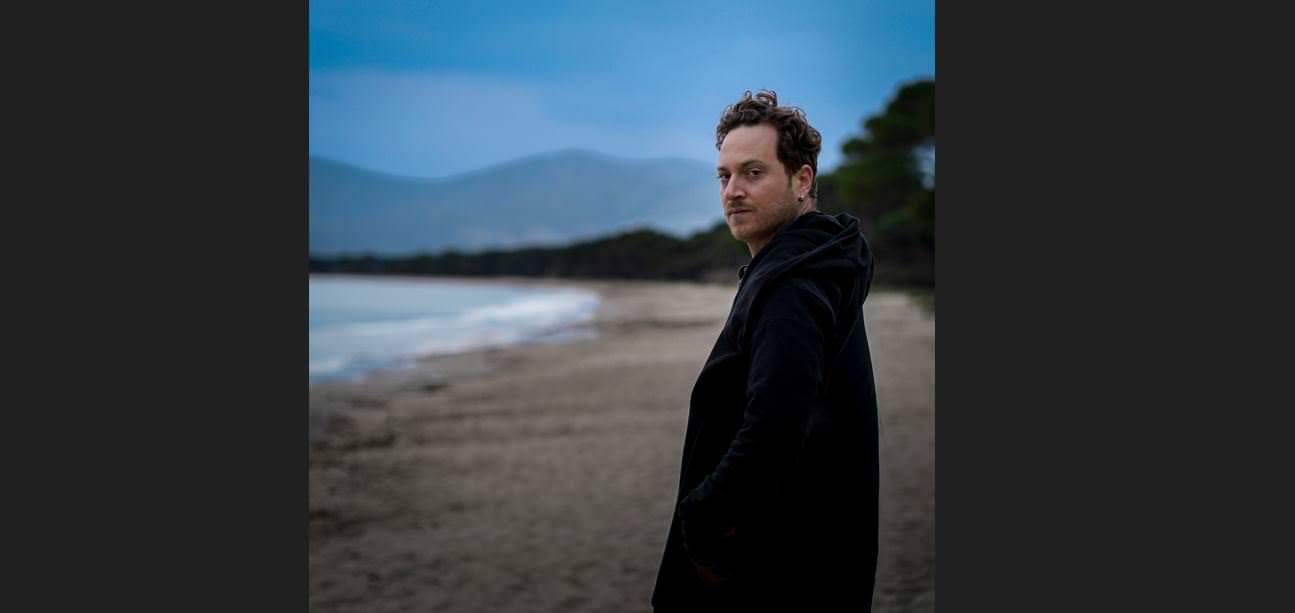 Ο Σάκης Καραθανάσης παρουσιάζει το νέο του κομμάτι με τίτλο «Μάγισσες»