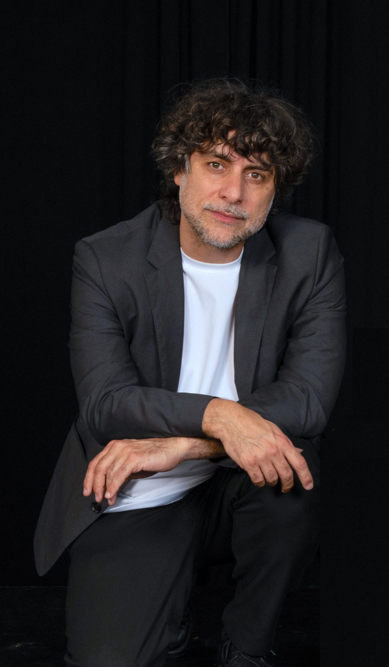 Ο Κώστας Γάκης στο travelgirl.gr: "Σε κάθε μας παράσταση αυτό που αναζητούμε είναι να εμβαθύνουμε στον άνθρωπο και να βρούμε το χαμένο "συν"