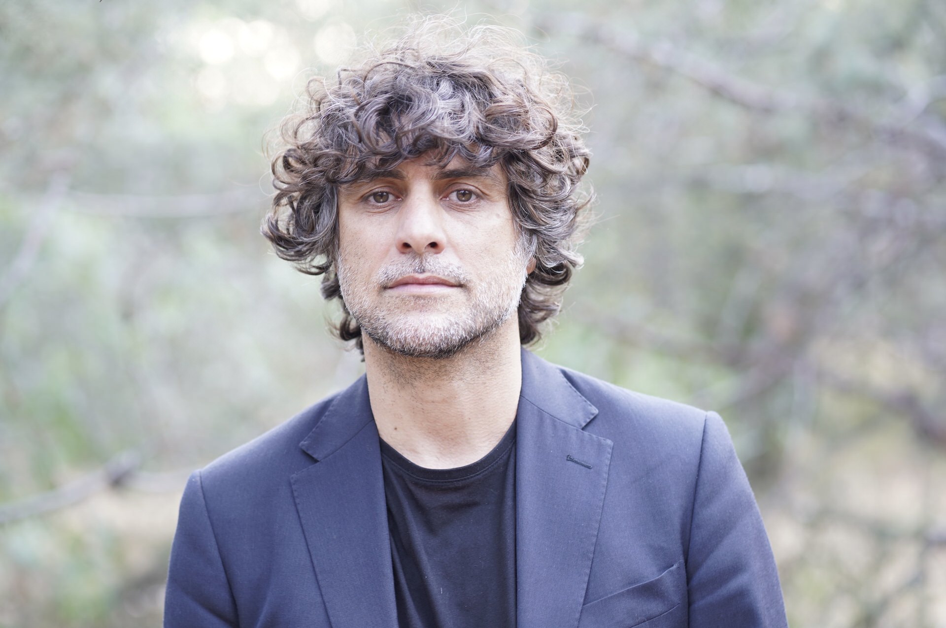 Ο Κώστας Γάκης στο travelgirl.gr: "Σε κάθε μας παράσταση αυτό που αναζητούμε είναι να εμβαθύνουμε στον άνθρωπο και να βρούμε το χαμένο "συν"