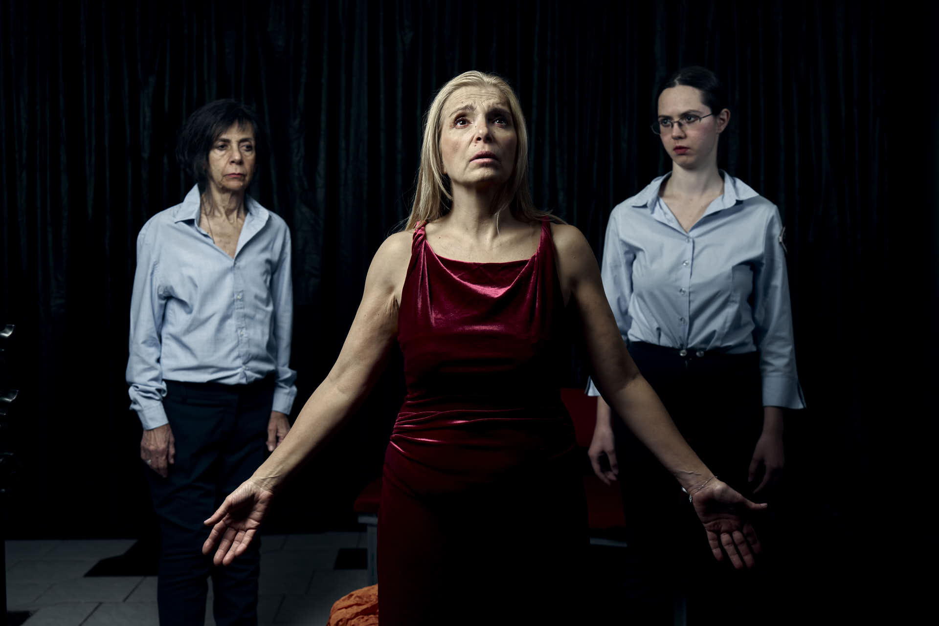 «Το στέρεο βήμα της Αντιγόνης» του Τάσου Μακράτου στο θέατρο Αλκμήνη