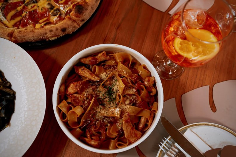 Aloe Cafe Trattoria: Δοκιμάσαμε το μενού δίπλα στη θάλασσα και σας παρουσιάζουμε τις εντυπώσεις μας!