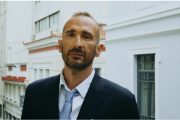 Γιώργος Καραδήμος και Ελεονώρα Ζουγανέλη μαζί στο τραγούδι "Να Κλαις"