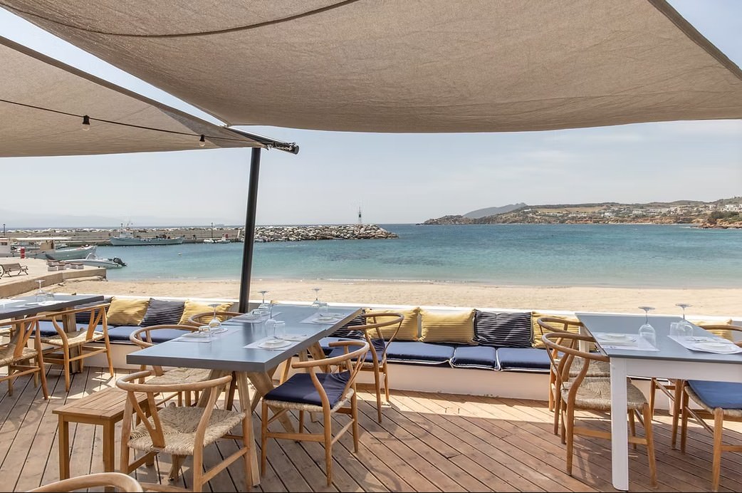 Blue Oyster: Το απόλυτο seaside γαστρονομικό spot στον Αμπελά της Πάρου