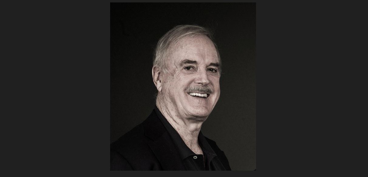 O John Cleese των Monty Python έρχεται στο SNF Nostos 2026 του Ιδρύματος Σταύρος Νιάρχος (ΙΣΝ)