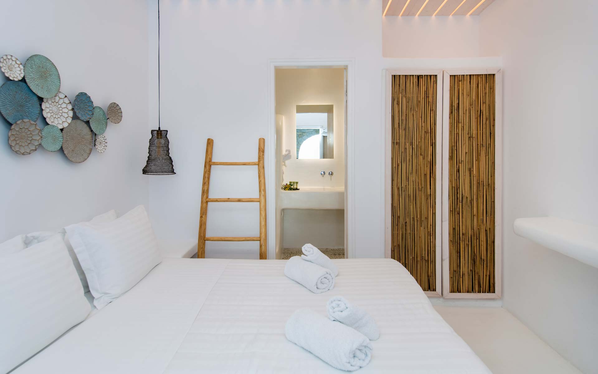 Η βάση μας: Zefi Hotel & Suites