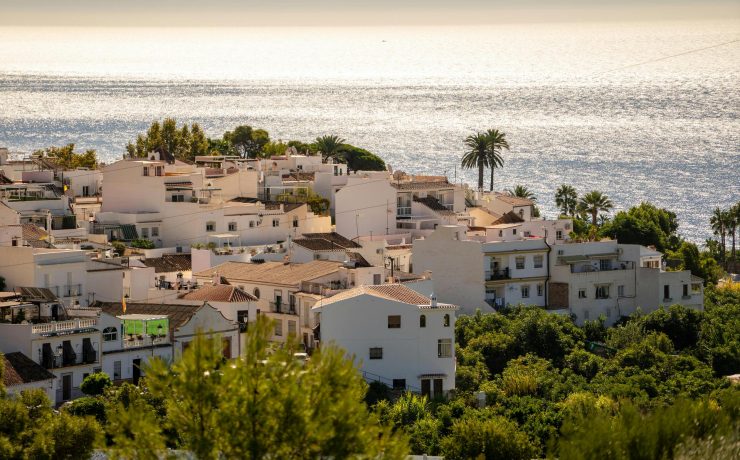 Ταξίδι στη Νέρχα: Λευκά σοκάκια, κρυφοί κολπίσκοι και tapas κάτω από τον ήλιο