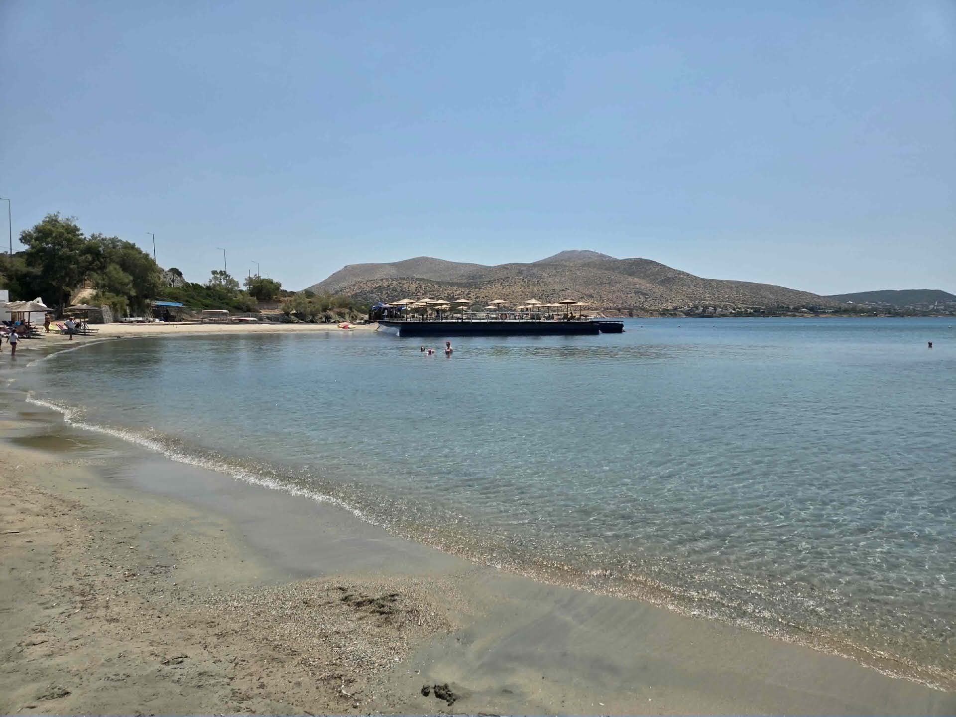 Μια μέρα στην Grand Beach Lagonissi: Βουτιές σε κρυστάλλινα νερά σε κοντινή απόσταση από το κέντρο της Αθήνας