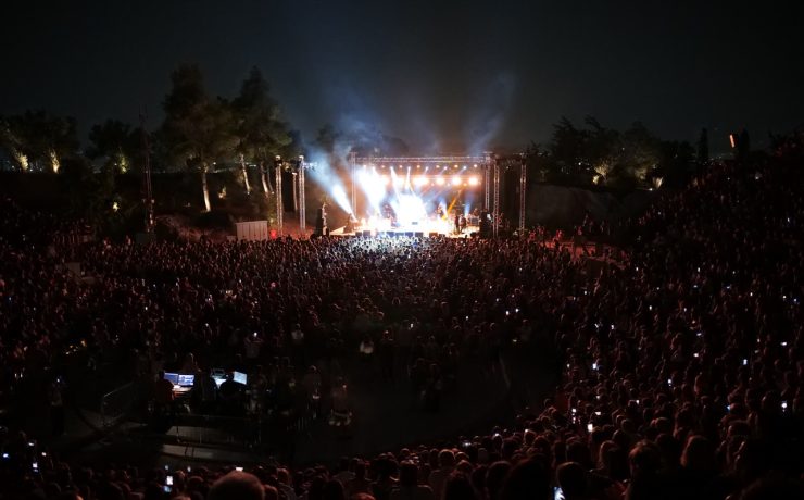 «Πάντα γελαστοί και γελασμένοι»: Τα τραγούδια του Θάνου Μικρούτσικου σε μια μαγική συναυλία στο Θέατρο του Λυκαβηττού