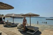 Μια μέρα στην Grand Beach Lagonissi: Βουτιές σε κρυστάλλινα νερά σε κοντινή απόσταση από το κέντρο της Αθήνας