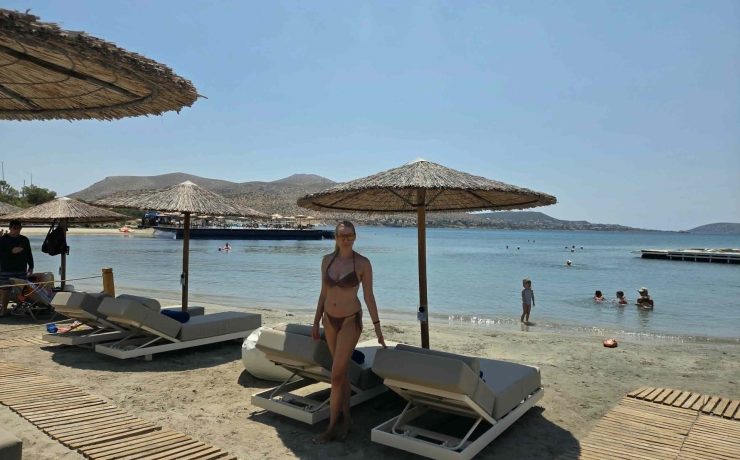 Μια μέρα στην Grand Beach Lagonissi: Βουτιές σε κρυστάλλινα νερά σε κοντινή απόσταση από το κέντρο της Αθήνας